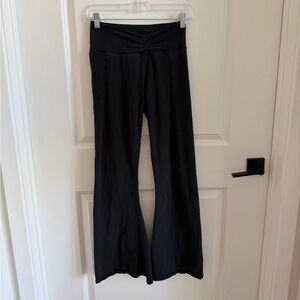 Black Flare Yoga Pants – Hollister Ultra High-Rise